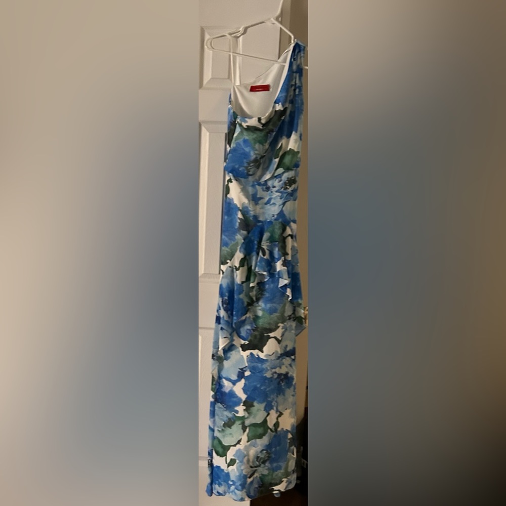 Never worn- Carmen marc Valvo one shoulder long flowy dress size 6